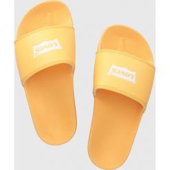 Levi's klapki June Batwing S damskie kolor pomarańczowy. Brązowe klapki Levi's, bez wzorów, z gumy, bez obcasa, bez zapięcia. W wyprzedaży za 81.99 zł.