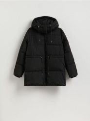 Pikowana kurtka z odpinanym kapturem - czarny. Czarne kurtki Reserved, l, bez wzorów, z tkaniny. Za 359.99 zł.