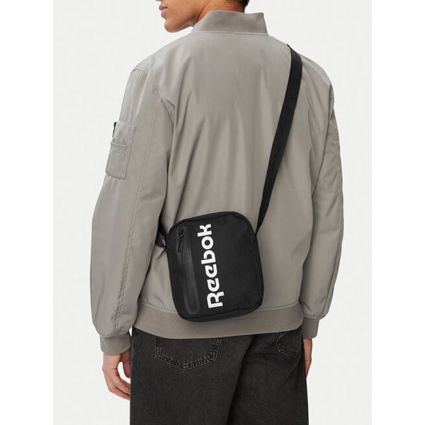 Saszetka Reebok. Czarne nerki i saszetki Reebok, bez wzorów, młodzieżowe, bez dodatków. Za 59.99 zł.