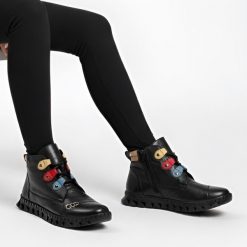 Trzewiki damskie Armodo, płaska podeszwa z tworzywa i materiałowe wnętrze, czarne, 2352. Czarne botki Armodo, bez wzorów, z materiału, klasyczne, bez obcasa, na płaskiej podeszwie, bez zapięcia. Za 319.00 zł.