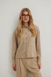 Koszula o prostym kroju z kieszonką w kolorze STONE BEIGE - ROMA-S/M. Brązowe koszule Marsala, m, bez wzorów, z tkaniny, eleganckie, bez kołnierzyka, bez ramiączek. Za 299.90 zł.
