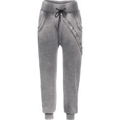 Spodnie dresowe z długą plisą guzikową bonprix czarny. Spodnie dresowe marki Nike. Za 59.99 zł.