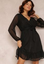 Czarna Sukienka Iphina. Czarne sukienki Renee, l, z aplikacjami, z materiału, eleganckie, bez kołnierzyka, bez ramiączek, mini, kopertowe. W wyprzedaży za 91.99 zł.