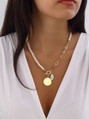 Nakkash Pozłacany naszyjnik z perłami syntetycznymi - dł. 42 cm rozmiar: onesize. Żółte naszyjniki Nakkash, z materiału, z perłą, metalowe. Za 39.99 zł.