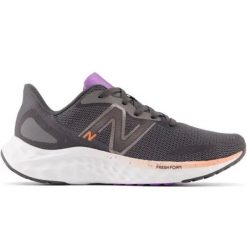 Buty do bieganie damskie New Balance Fresh Foam Arishi v4. Buty do biegania New Balance, bez wzorów, bez zapięcia, do biegania. W wyprzedaży za 299.99 zł.