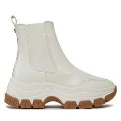 Botki Guess. Botki Guess, z aplikacjami, bez obcasa, na płaskiej podeszwie, bez zapięcia. Za 359.99 zł.