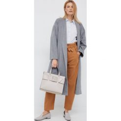 Sisley płaszcz z domieszką wełny kolor szary przejściowy oversize. Szare płaszcze Sisley, bez wzorów, z materiału, bez kaptura. W wyprzedaży za 669.99 zł.