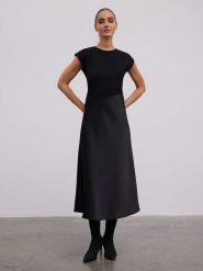 BGN Sukienka w kolorze czarnym rozmiar: 38. Czarne sukienki BGN, na co dzień, bez wzorów, bez kołnierzyka, bez ramiączek, maxi, proste. Za 188.40 zł.