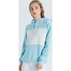 Dwukolorowa bluza z kapturem - Niebieski. Bluzy marki Cropp. Za 89.99 zł.