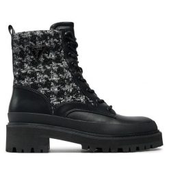 Trapery Guess. Czarne traperki Guess, z aplikacjami, bez obcasa, bez zapięcia. Za 799.99 zł.