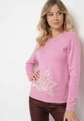 Różowy Sweter Ozdobiony Cekinami Koralikami i Cyrkoniami w Kształcie Kwiatka Romiella. Czerwone swetry Born2be, s, z aplikacjami, z jeansu, eleganckie, bez ramiączek. Za 84.99 zł.