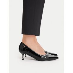 Czółenka MEXX. Czarne czółenka Mexx, bez wzorów, bez obcasa, bez zapięcia. Za 329.99 zł.