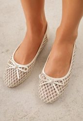 Jasnobeżowe Siateczkowe Balerinki z Plecioną Cholewką z Kokardką Lilinrelle. Brązowe baleriny Born2be, bez wzorów, z jeansu, klasyczne, bez obcasa, bez zapięcia. Za 69.99 zł.