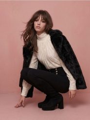 Legginsy z przeszyciami i ozdobnymi guzikami z wiskozą - czarny. Czarne legginsy Sinsay, bez wzorów, z wiskozy. Za 49.99 zł.