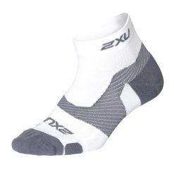 Skarpety sportowe 2XU Vectr Lght Cush 1/4 Crew. Białe skarpetki 2XU, bez wzorów. Za 42.99 zł.