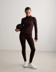 Damskie legginsy z wysokim stanem, squat proof, dla niskich Sense czekoladowe. Brązowe legginsy AIM'N, bez wzorów, z elastanu, długie. Za 301.00 zł.