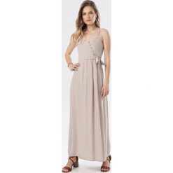 Jasnobeżowa Sukienka Clalirea. Brązowe sukienki Born2be, l, bez wzorów, z jeansu, bez kołnierzyka, bez ramiączek, maxi, kopertowe. W wyprzedaży za 59.99 zł.