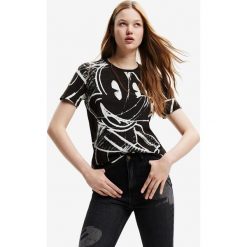 Desigual t-shirt bawełniany kolor czarny. Czarne t-shirty Desigual, bez wzorów, z bawełny, bez kołnierzyka, bez ramiączek. W wyprzedaży za 164.99 zł.