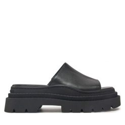 Klapki Michael Kors. Czarne klapki Michael Kors, bez wzorów, bez obcasa, bez zapięcia. Za 749.99 zł.