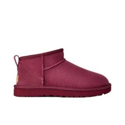Damskie buty sportowe W CLASSIC ULTRA MINI. Czerwone buty treningowe UGG, bez wzorów, bez zapięcia, trekkingowe. Za 798.20 zł.