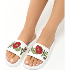 Białe Klapki Rosebud. Klapki marki Born2be. Za 49.99 zł.