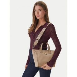 Torebka Guess. Brązowe torebki klasyczne Guess, z aplikacjami, klasyczne, bez dodatków. Za 549.99 zł.