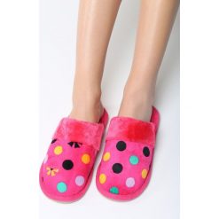 Różowe Kapcie Lodge. Kapcie marki Cropp. Za 19.99 zł.