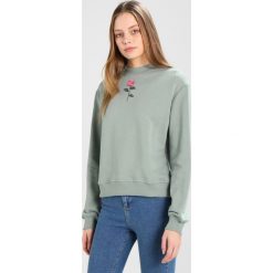 NAKD CHEST ROSE EMBROIDREY Bluza duck green. Niebieskie bluzy marki comma casual identity, z materiału, casualowe. Za 189.00 zł.
