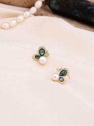 Pierres de Jade Pozłacane kolczyki-wkrętki z perłami i kamieniami szlachetnymi rozmiar: onesize. Białe kolczyki Pierres de Jade, z cyrkonią, pozłacane. Za 43.99 zł.