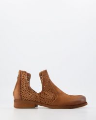 BRĄZOWE BOTKI C949 PACI COURO. Brązowe botki Venezia, bez wzorów, z nubiku, bez obcasa, bez zapięcia. Za 339.00 zł.