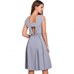 Elegancka rozkloszowana sukienka z dekoltem na plecach czarna. Czarne sukienki Sukienki.shop, do pracy, xl, bez wzorów, biznesowe, bez kołnierzyka, bez ramiączek, midi, rozkloszowane. Za 339.00 zł.