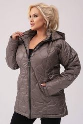 Pikowana jesienna oliwkowa kurtka Martyna z kapturem PLUS SIZE XXL JESIEŃ. Zielone kurtki Moda Size Plus Iwanek, na jesień, plus size, bez wzorów, z poliesteru, z kapturem. W wyprzedaży za 199.90 zł.