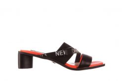Klapki Sca'viola E-48 Black, Czarny, Skóra naturalna. Czarne klapki bez wzorów, z materiału, bez obcasa, na obcasie, bez zapięcia. W wyprzedaży za 99.00 zł.