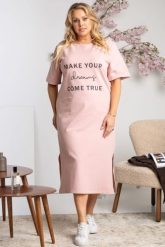 Sukienka t-shirtowa dresowa z napisem AMELKA pudrowy róż. Czerwone sukienki KARKO, do pracy, plus size, bez wzorów, z bawełny, biznesowe, bez kołnierzyka, plus size, bez ramiączek, dla puszystych. Za 289.50 zł.