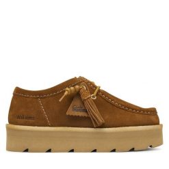 Półbuty Clarks. Brązowe półbuty wsuwane Clarks, bez wzorów, bez obcasa, na płaskiej podeszwie. Za 479.99 zł.