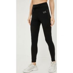 EA7 Emporio Armani legginsy 6LTP56.TJBNZ damskie kolor czarny wzorzyste. Czarne legginsy EA7 Emporio Armani, bez wzorów, z dzianiny. W wyprzedaży za 344.99 zł.