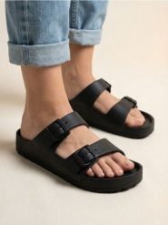 Piankowe klapki z regulowanymi paskami - czarny. Czarne klapki Sinsay, bez wzorów, bez obcasa, bez zapięcia. Za 19.99 zł.