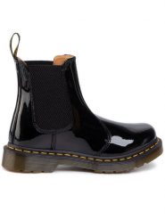 Dr. Martens Sztyblety 2976 Patent Lamper 25278001 Czarny. Czarne botki Dr Martens, bez wzorów, z lakierowanej skóry, bez obcasa, na płaskiej podeszwie, bez zapięcia. Za 539.99 zł.