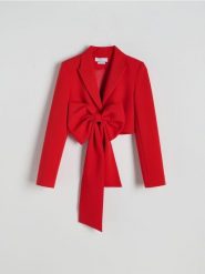 Krótka marynarka z kokardą - czerwony. Czerwone marynarki i żakiety Reserved, l, bez wzorów, z tkaniny, bez ramiączek. W wyprzedaży za 199.99 zł.