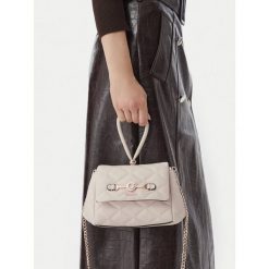 Torebka Guess. Białe kopertówki Guess, z aplikacjami, wizytowe, bez dodatków. Za 494.99 zł.