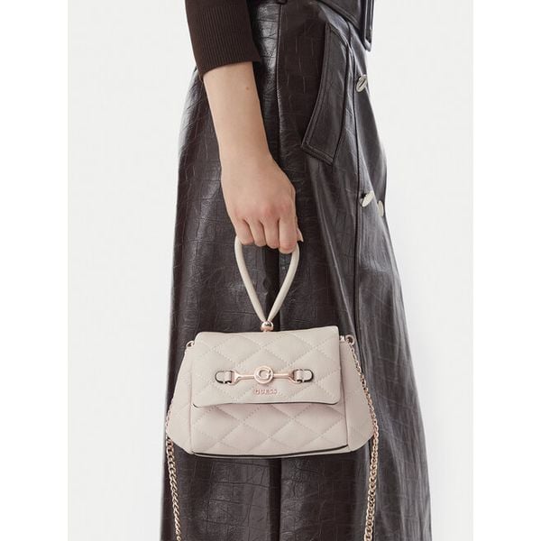 Torebka Guess. Białe kopertówki Guess, z aplikacjami, wizytowe, bez dodatków. Za 494.99 zł.