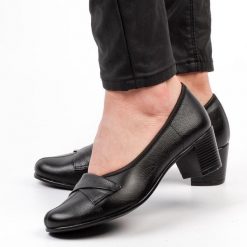 Czarne Polskie czółenka damskie na obcasie Gregors 581. Czarne czółenka GREGORS, z aplikacjami, ze skóry, eleganckie, z okrągłym noskiem, bez obcasa, na obcasie, bez zapięcia. Za 349.00 zł.