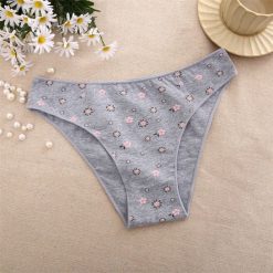 Figi z elastycznym pasem z wysokiej jakości materiałów Maare. Czarne figi Intica, bez wzorów, z bawełny. Za 49.00 zł.