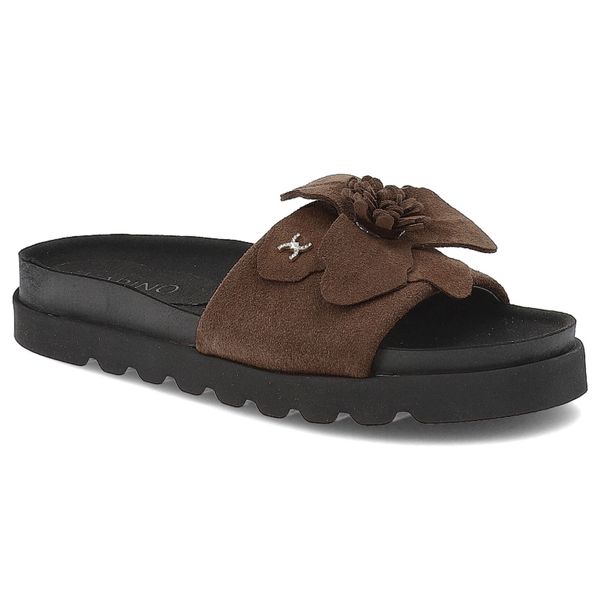 Brązowe Klapki Karino Welurowe Modne Obuwie Damskie. Brązowe klapki Karino, z aplikacjami, z weluru, eleganckie, bez obcasa, bez zapięcia. Za 339.00 zł.