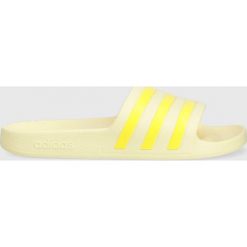 Adidas klapki damskie kolor żółty. Żółte klapki adidas, bez wzorów, z materiału, bez obcasa, bez zapięcia. W wyprzedaży za 84.99 zł.