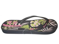 Klapki Ipanema Anatomiczne Czarne w Kwiaty. Czarne klapki Ipanema, bez wzorów, z materiału, bez obcasa, bez zapięcia. Za 160.99 zł.