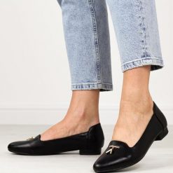 Czarne loafersy, półbuty damskie Jezzi Asa151-10. Czarne półbuty wsuwane Jezzi, na jesień, z aplikacjami, ze skóry, eleganckie, bez obcasa, na obcasie. Za 139.00 zł.