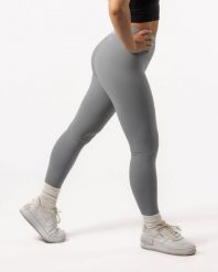 Damskie legginsy 7/8 na jogę i pilates, bez przedniego szwu – szary łupkowy. Szare legginsy AESTHETIC WOLF, bez wzorów, z dzianiny. Za 149.99 zł.