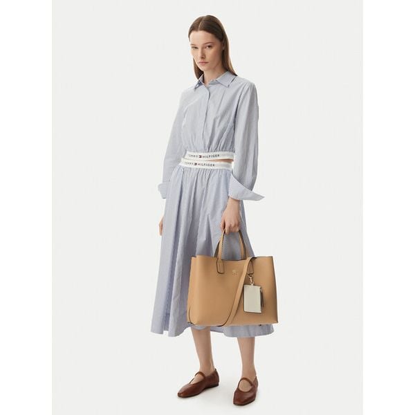 Torebka Tommy Hilfiger. Brązowe torebki klasyczne Tommy Hilfiger, bez wzorów, klasyczne, bez dodatków. Za 699.99 zł.
