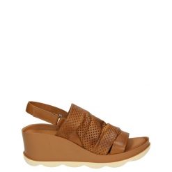 SANDAŁY Z AŻUROWĄ CHOLEWKĄ 0505102 COGNAC. Brązowe sandały Venezia, w ażurowe wzory, ze skóry, bez obcasa, na koturnie, bez zapięcia. Za 179.00 zł.